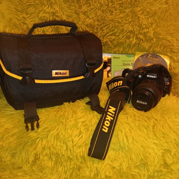 Nikon D40X SLR Digital Camera with Lens, Speedlight, SD card, Strap and Bag - Picture 2 of 12